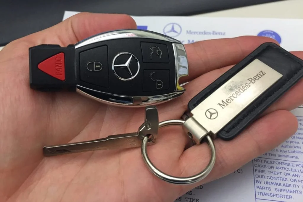 chìa khóa ô tô Mercedes.