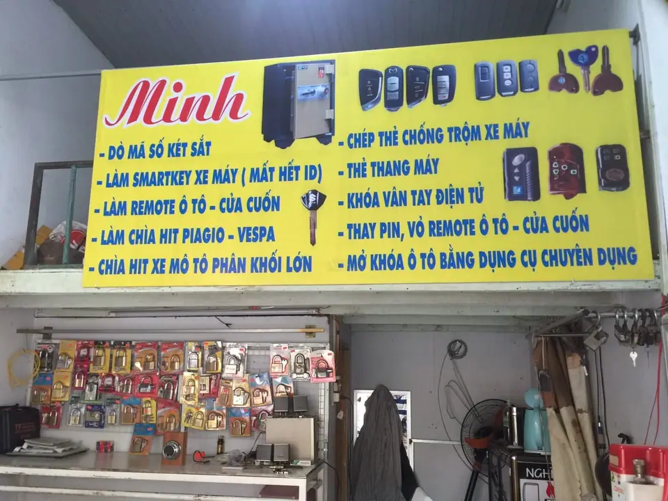 Bảng hiệu cửa hàng Sửa Khóa Minh: dò mã két sắt, SmartKey xe máy, remote ô tô, cửa cuốn, thẻ thang máy, khóa vân tay