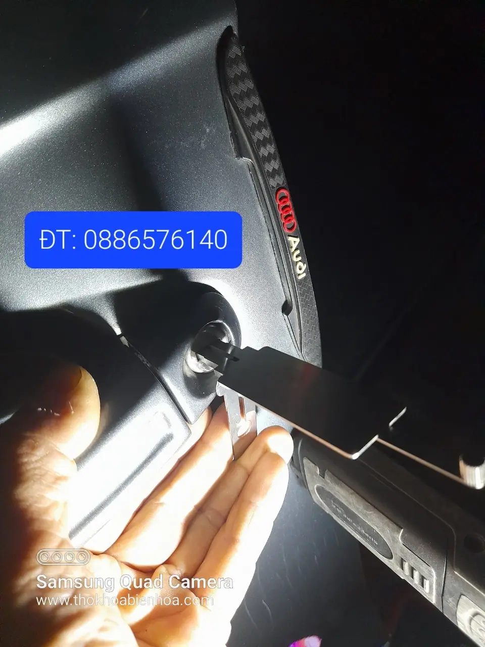 Mở khóa xe Audi Q7 quên chìa trong xe