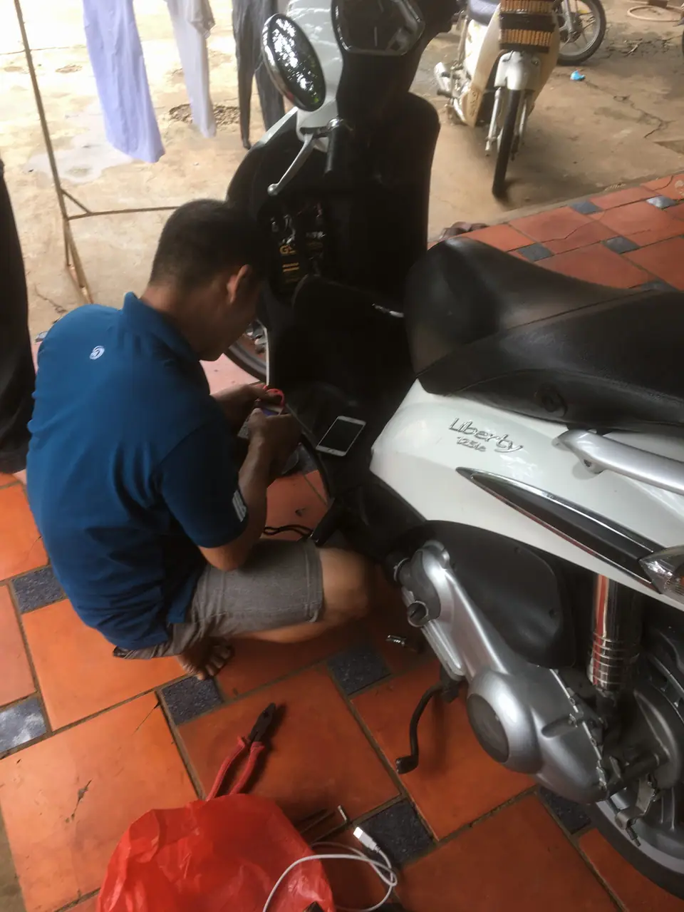 Thợ Khóa Biên Hòa đang làm khóa cho xe máy Vespa Liberty của khách