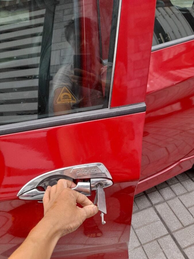 Mở khóa xe Kia Picanto bằng đồ nghề chuyên dụng