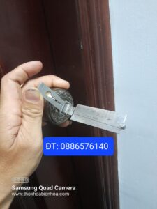 Unlock the round door handle